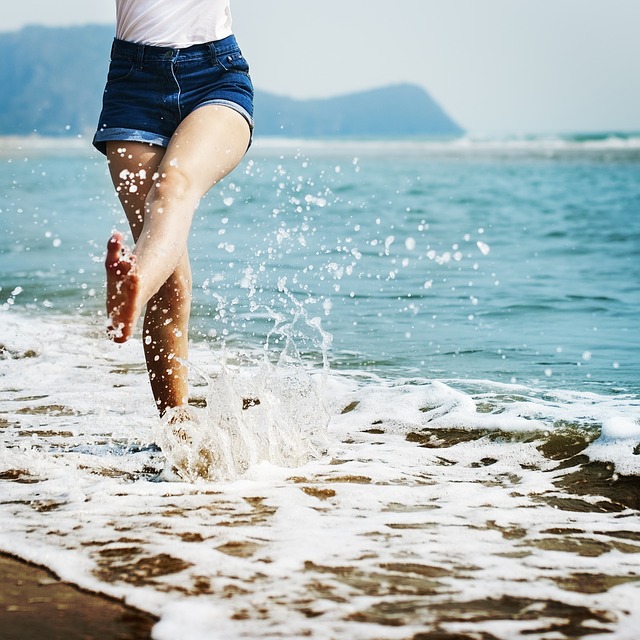 barefoot 1985858 640